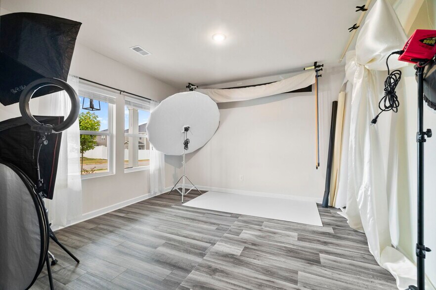 Building Photo - 813 Elgon Walk Dr