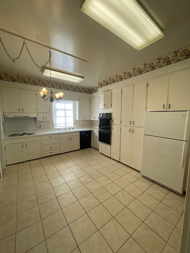 Building Photo - Coming soon! Historic 4-Bedroom Home on Gl...
