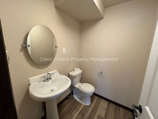 Building Photo - 3 bed, 2.5 bath townhouse