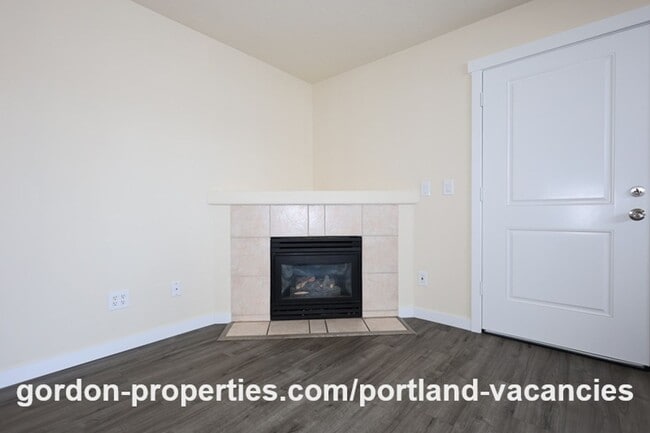 Building Photo - SE 121st Ave- 3 bedroom townhome with gas fireplace