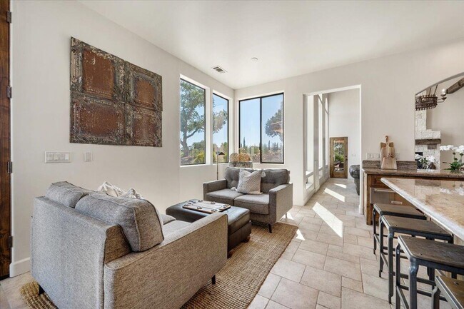 Building Photo - 6750 Golden Pheasant Ln