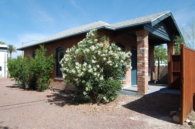 Building Photo - COMING SOON! 1 Bed / 1 Bath Cottage in U of A Neighborhood!