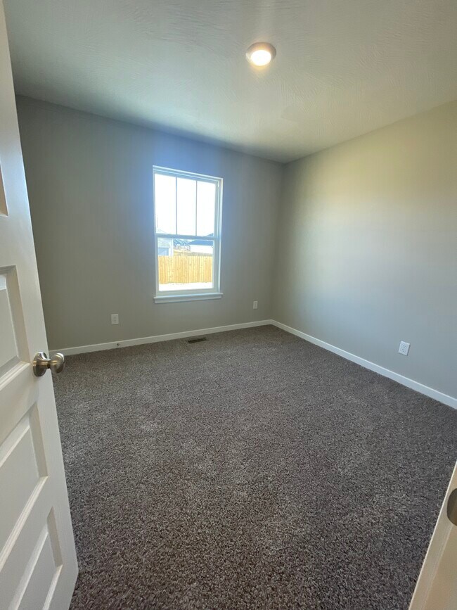 Building Photo - 692 N Jozlynn Ave