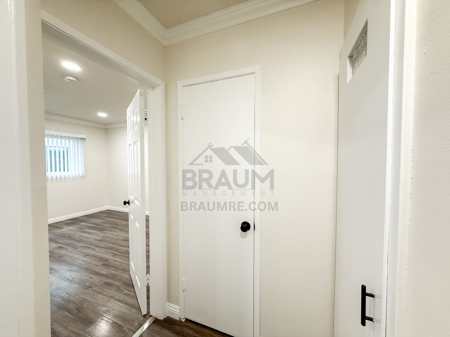 Building Photo - 5917 Laurel Canyon Blvd