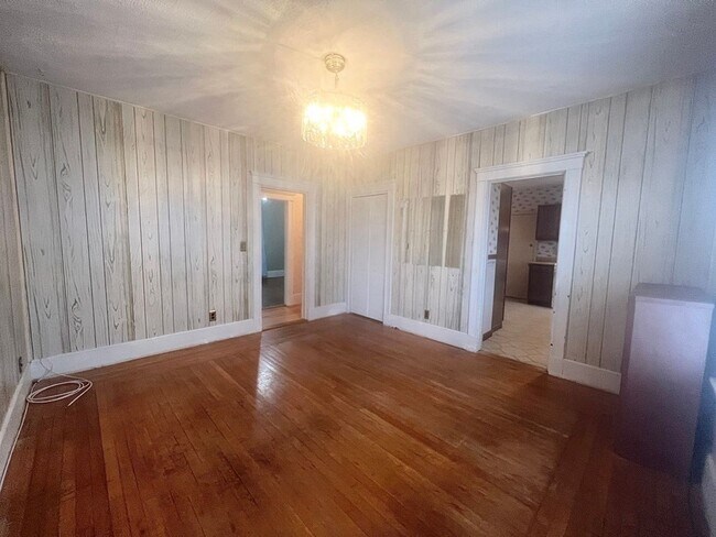 Building Photo - 3 Off-Street Parking & In-Unit Laundry 3-bed