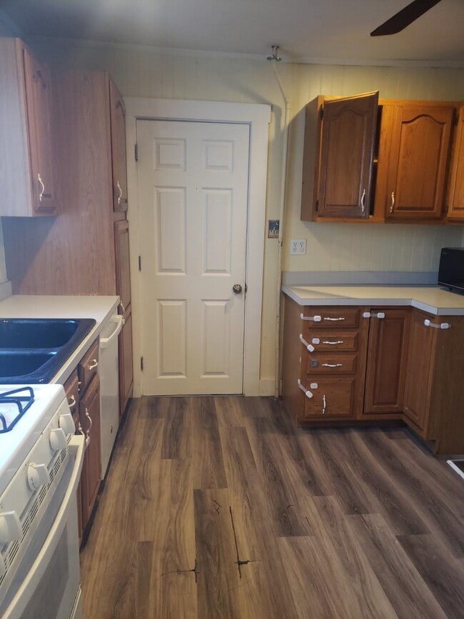 Building Photo - 5 Perry Ave