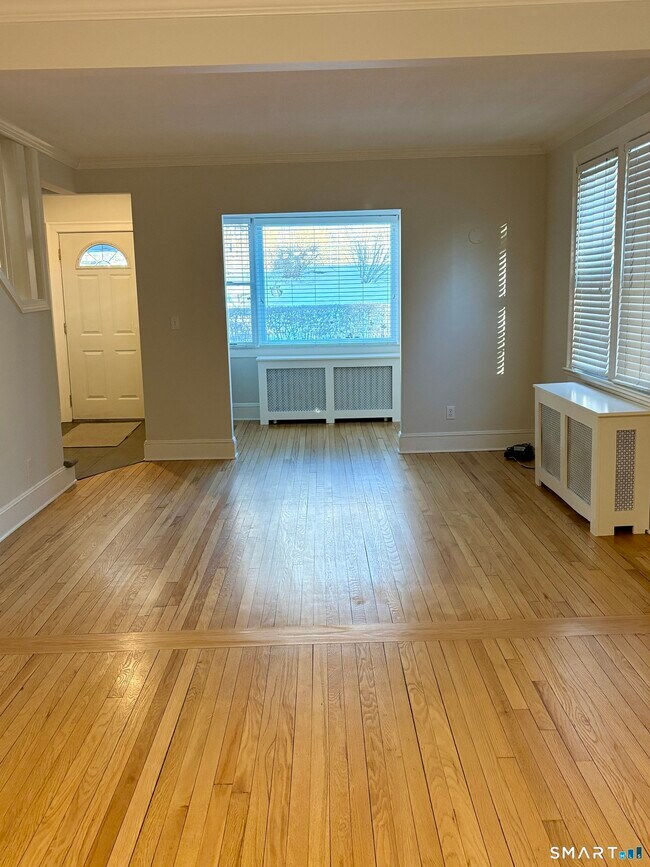 Building Photo - 124 Pemberwick Rd