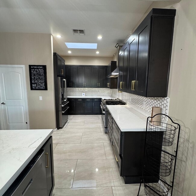 Building Photo - 1111 Vista De Los Alamos