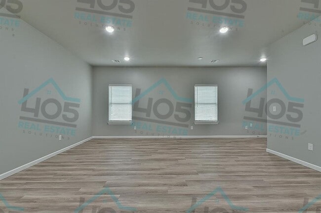 Building Photo - 4 Bedroom Rental w/2 car garage