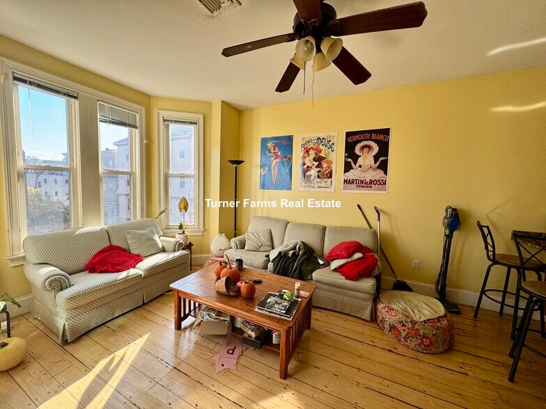 Building Photo - 725 Parker St