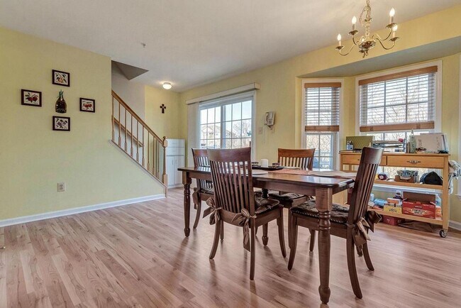 Building Photo - Extremely well maintained END UNIT townhouse in Ballenger creek available before the holidays!