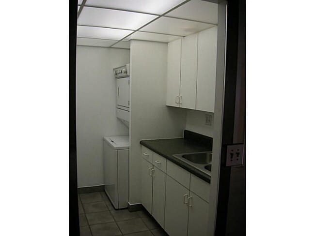 Building Photo - 10198 Twin Lakes Dr