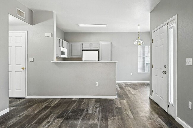 Building Photo - Immaculate Updated 2-Bedroom, 2-Bath Groun...