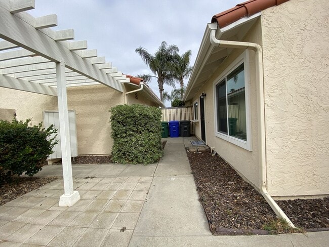 Primary Photo - 2+bd/1ba Single Story Duplex Minutes Drive...