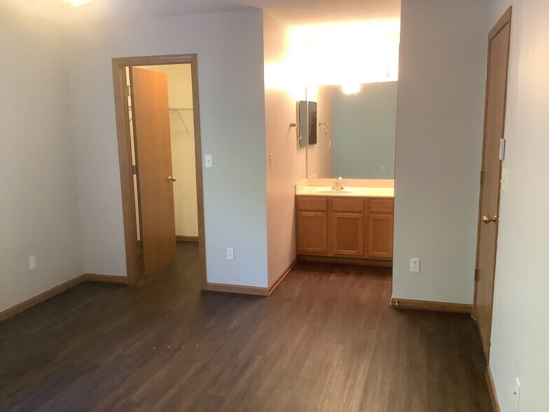 Building Photo - 1057 Kennedy Dr