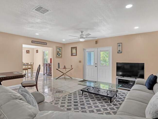 Building Photo - 1950 Wisteria St