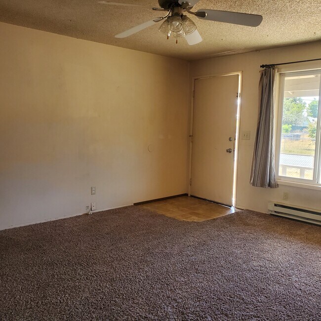 Building Photo - 206 E H St