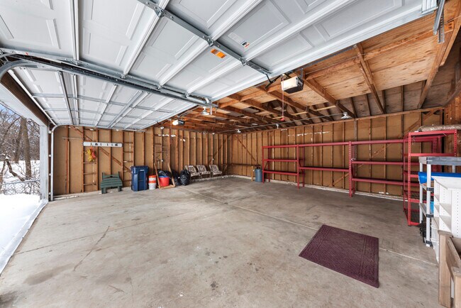 Building Photo - 242 S Finley Rd