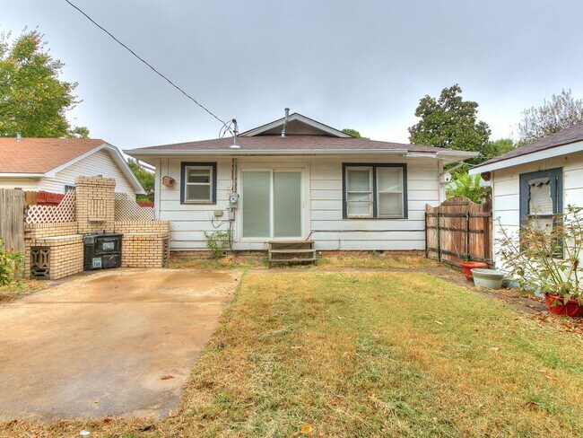 Building Photo - 3 Bedroom 1 Bath home in Shawnee!