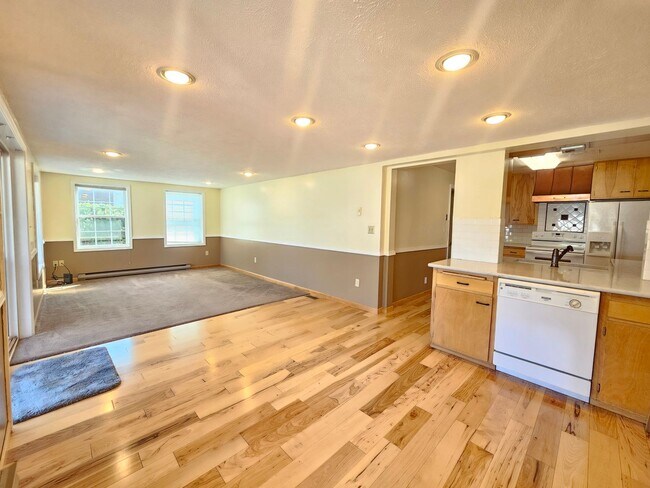 Building Photo - $2,100 - 3 Bed / 3 Bath Charming Home by G...