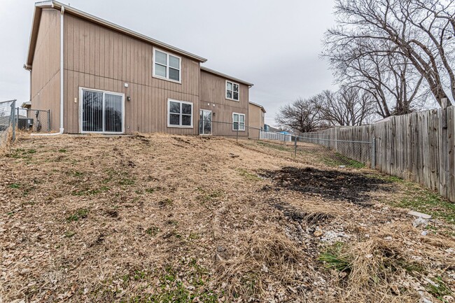 Building Photo - Fenced in yard!