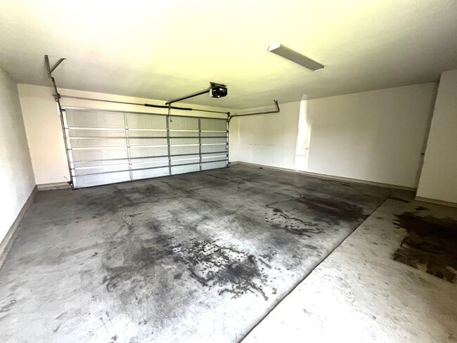 Building Photo - 4 Bed House - North of UT Campus
