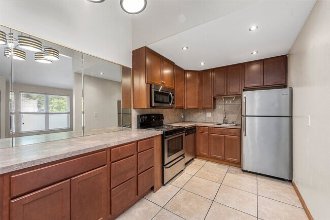 Building Photo - 10421 Briarbend Dr