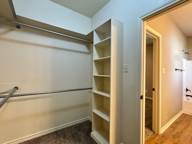 Building Photo - 939 Redbud Ln