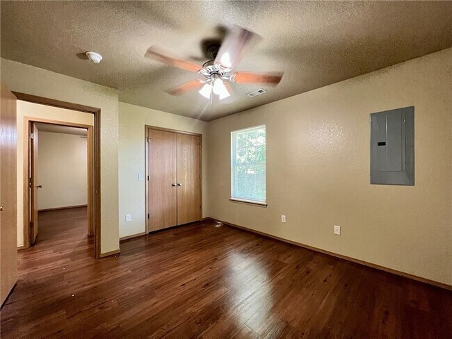 Building Photo - 865 Meadowlands Dr