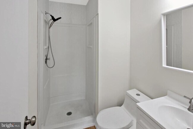 Building Photo - 890 Bayridge Dr