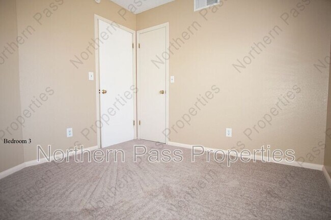 Building Photo - 637 Woodcrest Ln