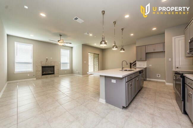 Building Photo - Adorable 3 Bedroom Townhouse-- Coming Soon!