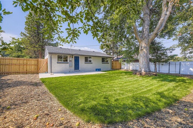 Building Photo - Newly Renovated 3 bed, 1 bath in Englewood (Top Unit)