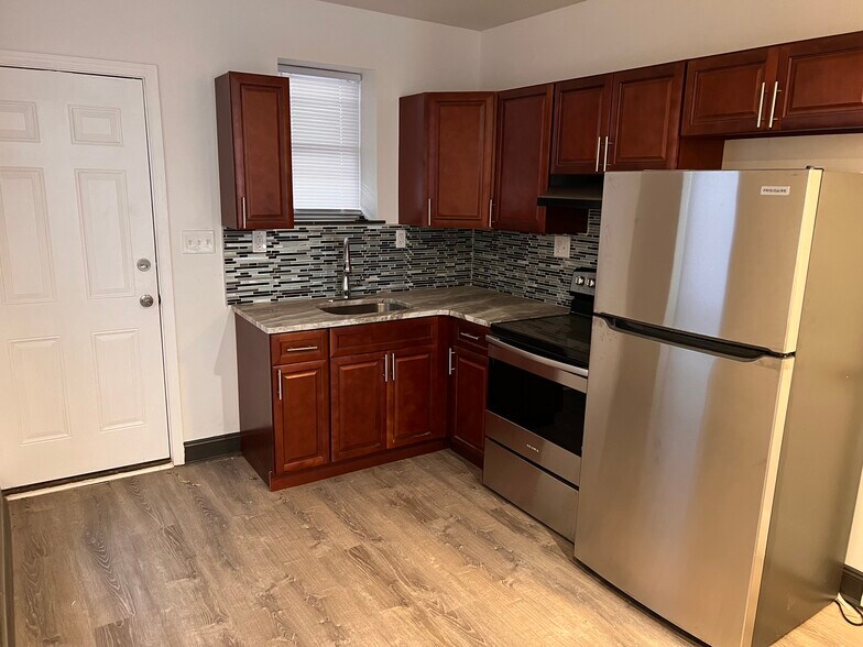 Kitchen - 825 E Madison St