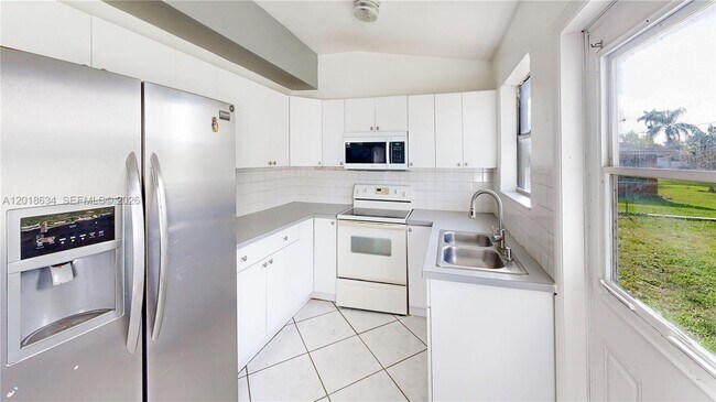 Building Photo - 1610 NW 9th Ct