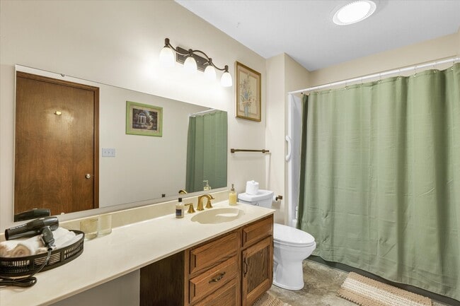 Building Photo - 1 Lyndhurst Village Ct