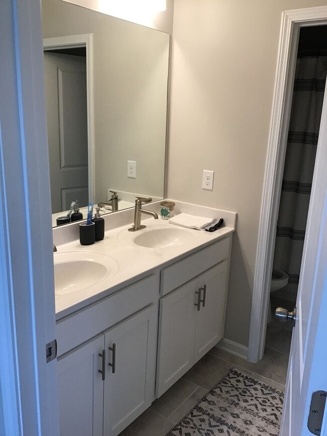 Building Photo - Modern 3BR House  minutes to Woodstock dow...
