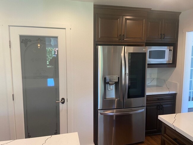 Building Photo - Beautiful, Updated 3 Bed/2 Bath in Highly Desired San Carlos!