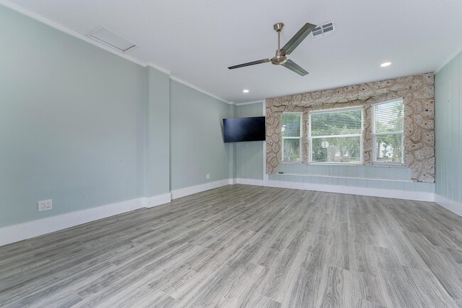 Building Photo - 856 SW Rustic Cir
