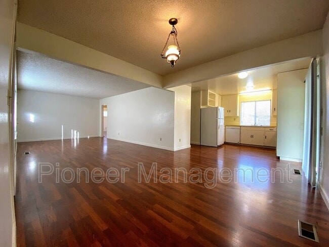 Building Photo - 208 Hawthorne St