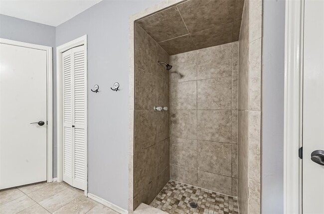 Building Photo - 5347 Lincoln Green Dr