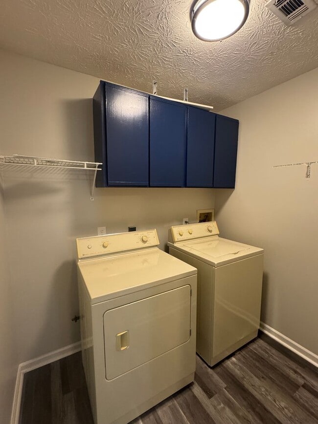 Building Photo - Arrowhead One Level