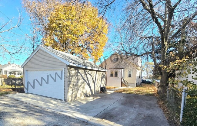 Building Photo - 5004 28th Ave