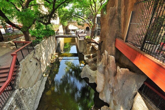 Building Photo - 507 Sabine St