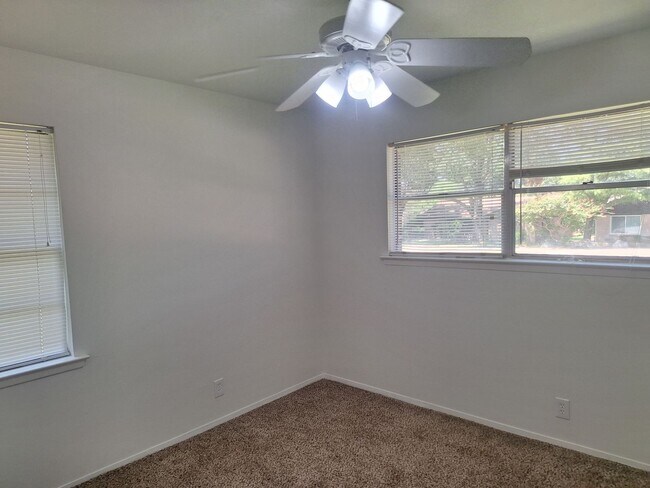 Building Photo - 513 Simmons Dr