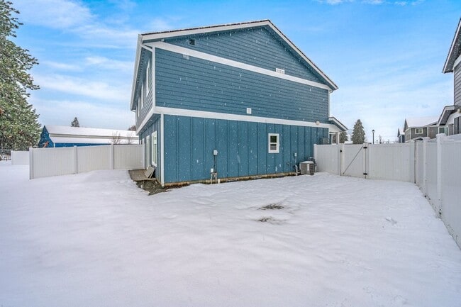 Building Photo - Brand New 3 bed 2.5 townhome