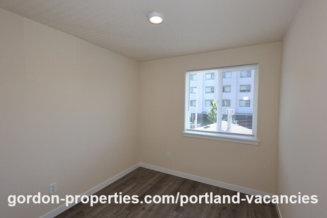 Building Photo - SE 121st Ave- 3 bedroom townhome with gas fireplace
