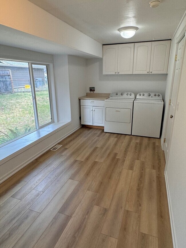 Building Photo - Single Level Home w/HUGE fenced yard, AC, W/D, Garage & More!