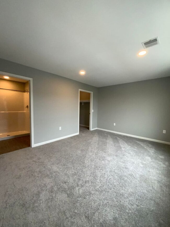 Building Photo - 200 Larkspur Ln