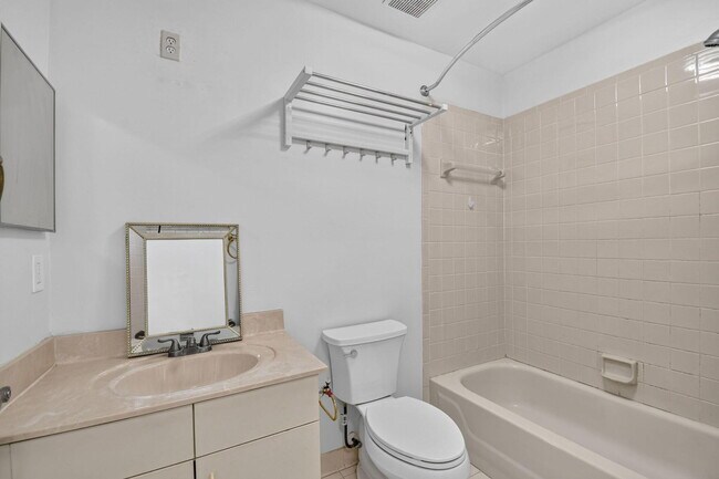 Building Photo - 208 Caribe Ct